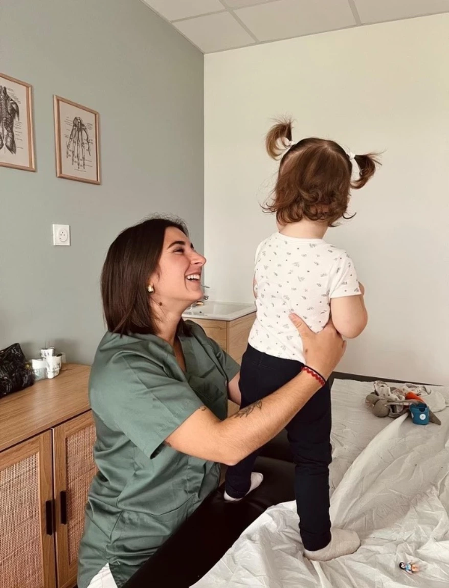 Photo de Pauline Barnier, Ostéopathe, en train de pratiquer.